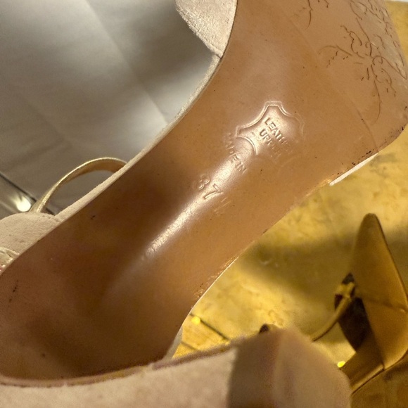 Brenda Zaro Elegant Tan and Gold Heels with Metallic Accents - Picture 5 of 9